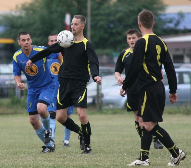 W derbach Tarnobrzega piłkarze Iskry Sobów (w czarnych koszulkach) przegrali z Mokrzyszowem. 