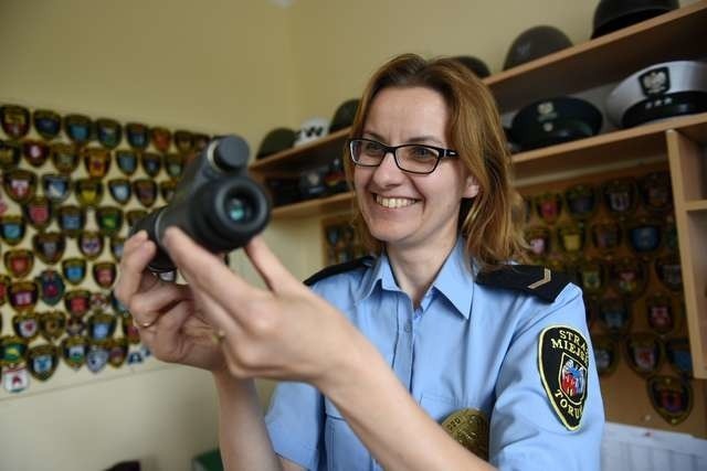 Straż Miejska dysponuję nowymi noktowizoramiJeden z noktowizorów pokazuje strażnik miejski Hanna Giełdun - Szramowska