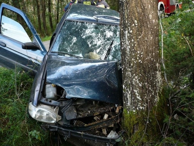 30-letni kierowca forda escorta uderzył w drzewo