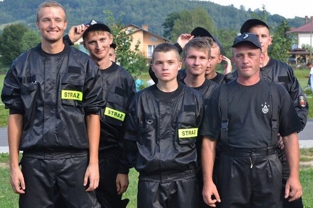Grzegorz Sowa z OSP Barycz (pierwszy z lewej) wraz z bratem (obok) i kolegami z jednostki.