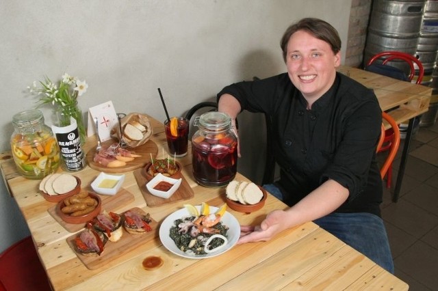 Marcelina Leśniewska, kucharz w kieleckim gastrobarze Renament, prezentuje hiszpańskie przysmaki, których możemy spróbować w maju.