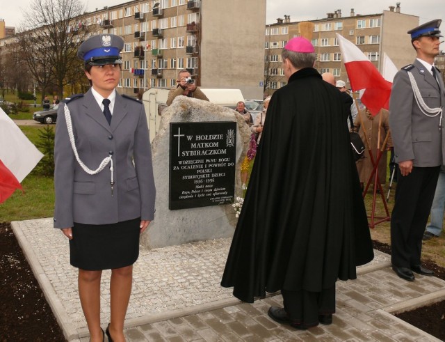 Biskup Krzysztof Nitkiewicz poświęcił pomnik poświęcony Pamięci Matki Sybiraczki.