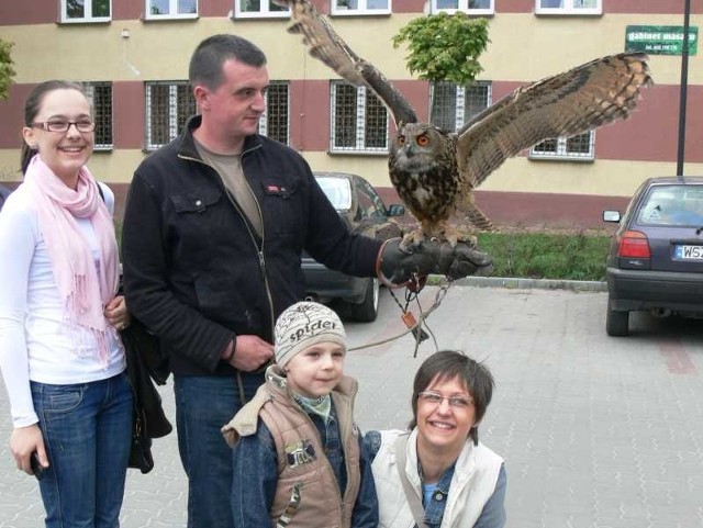 Przy wielkiej sowie szybko zgromadziła się grupa spacerowiczów. Byli zachwyceni urodą puchacza. 