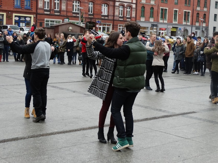 Polonez na rynku w Rudzie Śląskiej [ZDJĘCIA + WIDEO] Maturzyści zatańczyli przed studniówką