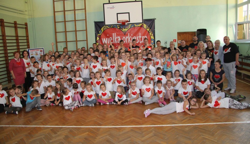 Uczniowie tarnobrzeskiej „czwórki” bili rekord, ucząc się udzielania pierwszej pomocy (zdjęcia)