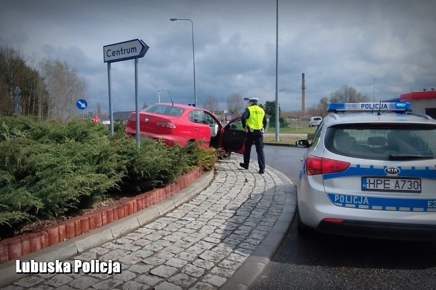 Kierowca zakończył ucieczkę przed policją na rondzie