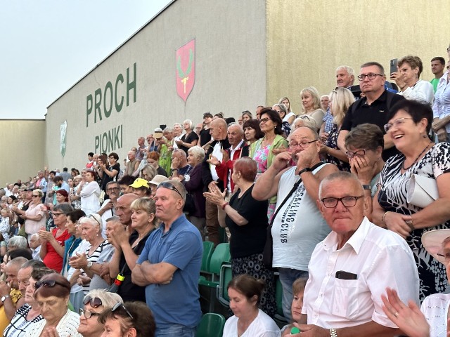 Występ zespołu Mazowsze w niedzielę, 10 września na Stadionie Miejskim w Pionkach uświetnił obchody 40-lecia Kozienickiego Parku Krajobrazowego. Śledziło go wielu ludzi, więcej na kolejnych slajdach >>>