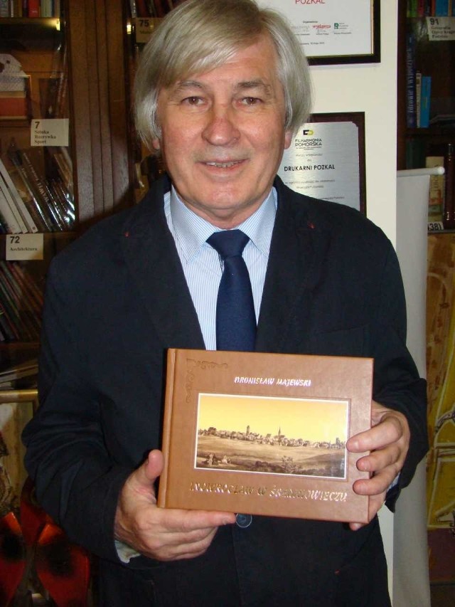 Bronisław Majewski ze swą najnowszą książką