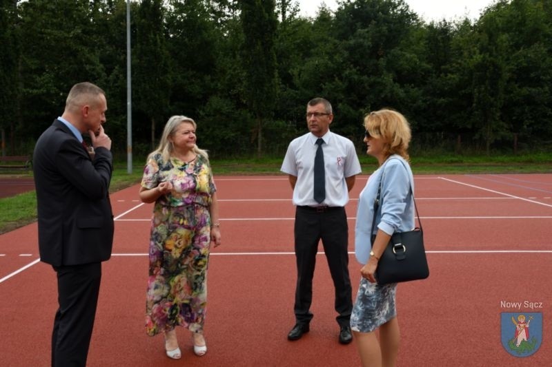 Nowy Sącz. Uczniowie Szkoły Podstawowej nr 9 mają nowe boisko sportowe [ZDJĘCIA]