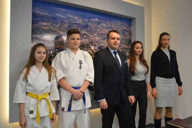 Nagrodzeni sportowcy z prezydentem. Od lewej: Zuzanna Pacek, Kacper Jakubowski, prezydent Marek Materek, Tatiana Pluta i Maria Pytel.