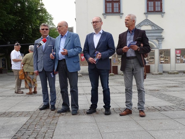 Senator Marek Borowski w piątek 3 lipca, w samo południe, był na rynku w Chełmnie