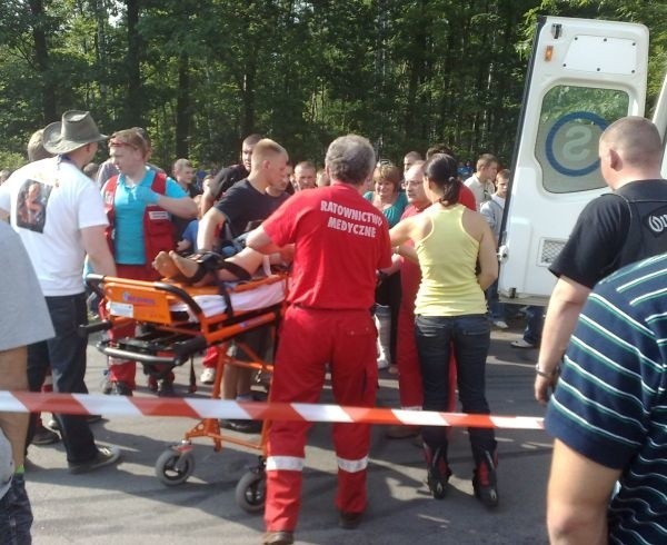 Ratownicy zabierają poszkodowaną kobietę do szpitala