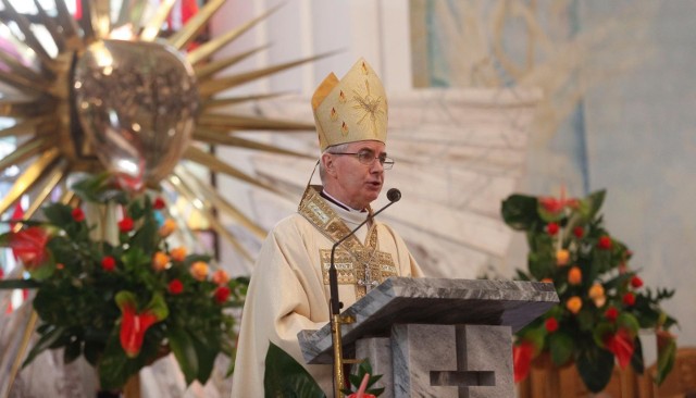 Biskup rzeszowski zachęca do odprawienia liturgii rodzinnej w domach.