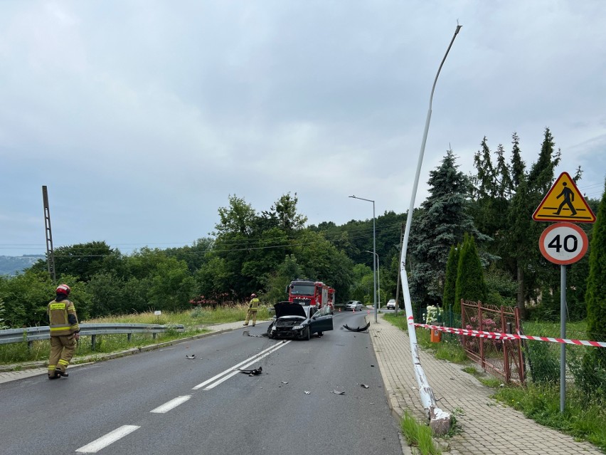 Wypadek na ul. Paderewskiego w Przemyślu. Kierujący hondą uderzył w BMW i latarnię. Sprawca zdarzenia uciekł! [ZDJĘCIA, WIDEO]