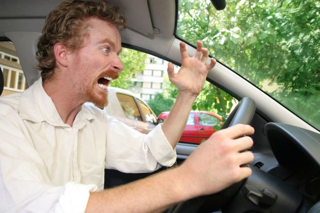 W sytuacjach stresowych samochód nie służy jako środek transportu, staje się sposobem na rozładowanie frustracji.