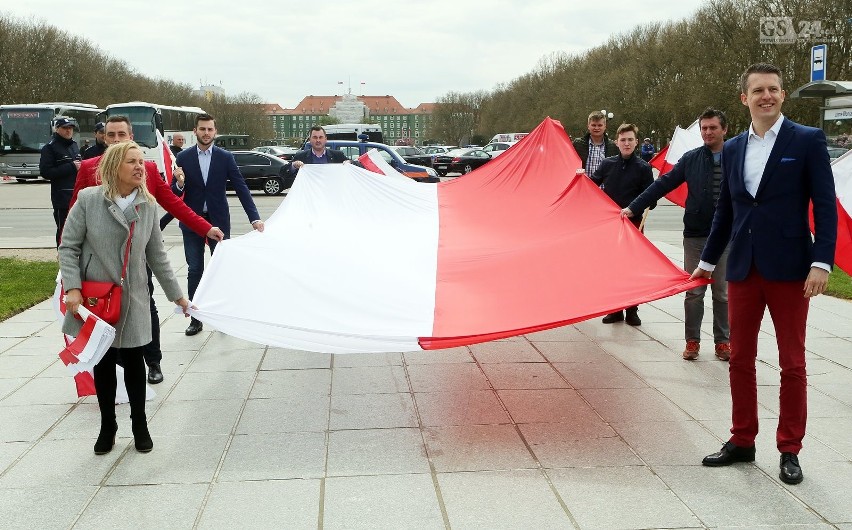Święto Flagi w Szczecinie: Uroczystości przed Pomnikiem Czynu Polaków [WIDEO]