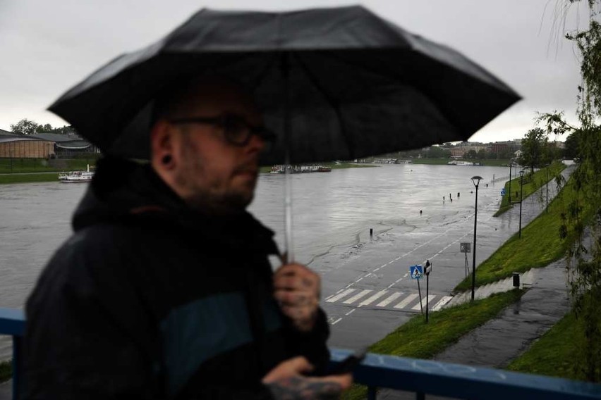 Kraków. Prezydent ogłosił pogotowie przeciwpowodziowe. Kulminacyjna fala na Wiśle ma dotrzeć w sobotę [ZDJĘCIA]