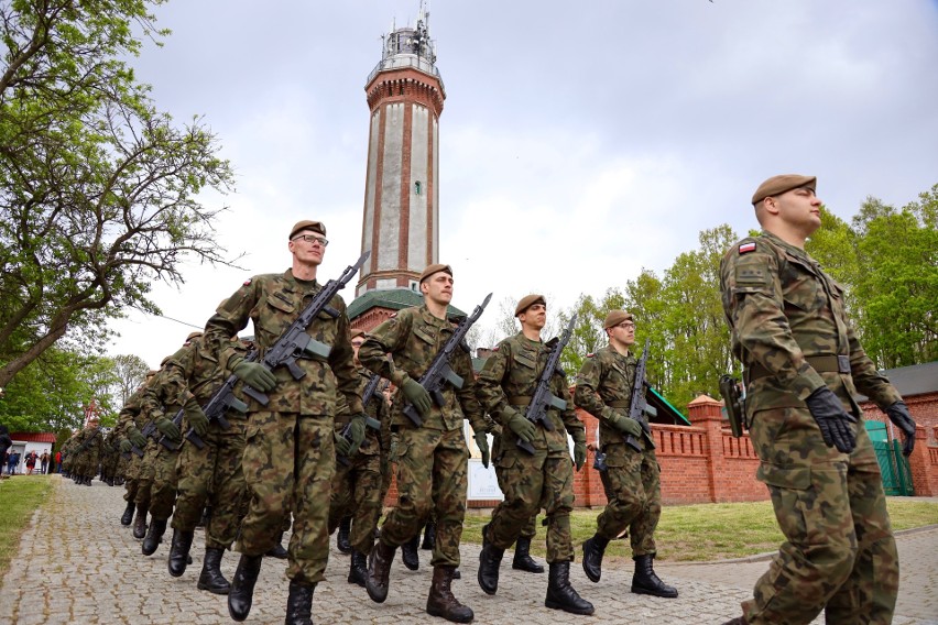 Żołnierze 14. Zachodniopomorskiej Brygady Obrony Terytorialnej złożyli przysięgę wojskową nad samym morzem [ZDJĘCIA]