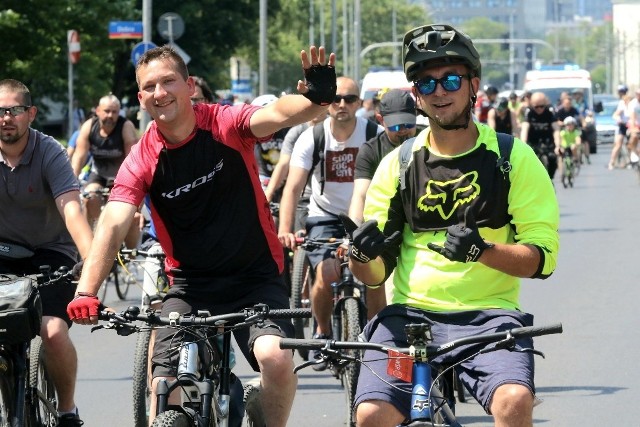 Pięć tysięcy rowerzystów przejechało w Wielkim Peletonie ulicami miasta. Wrocławskie Święto Rowerzysty powróciło po dwóch latach pandemicznej przerwy. Impreza ma na celu promować rower, jako doskonały i ekologiczny miejski środek transportu. Jechałeś w peletonie? Znajdź się na zdjęciach.