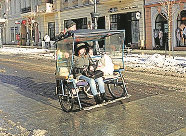 Riksz na ul. Piotrkowskiej niewiele, chętnych na przejażdżkę też mało.