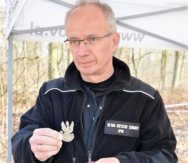 Prof. Krzysztof Szwagrzyk (IPN) podczas poszukiwań grobów żołnierzy "Bartka" w Starym Grodkowie.