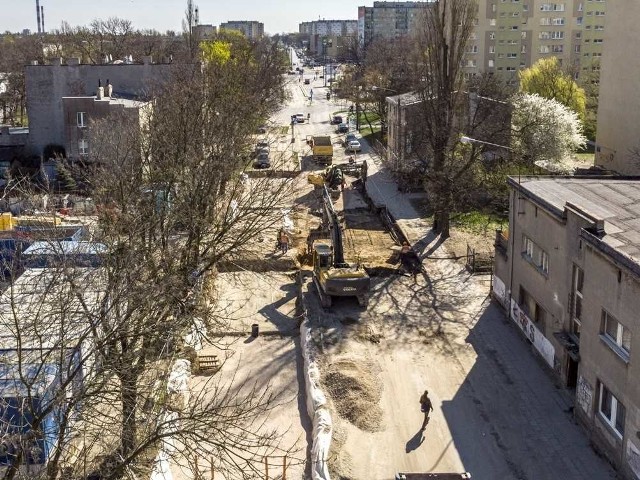 Na ul. Dąbrowskiego pomiędzy ulicami Kilińskiego i Podgórną kończą się prace przy przebudowie infrastruktury podziemnej i rozpoczyna się kładzenie torowiska i przebudowa nowej jezdni.Czytaj na kolejnym slajdzie