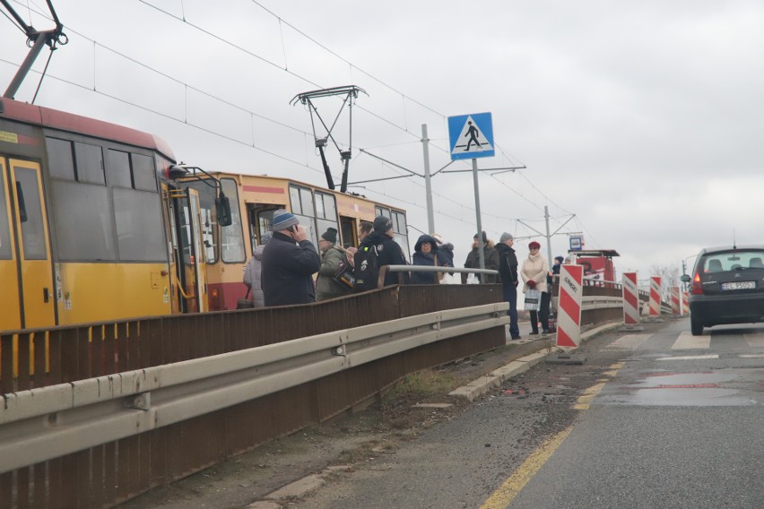 Uszkodzony tramwaj na ulicy Przybyszewskiego i korki w okolicy Atlas Areny ZDJĘCIA
