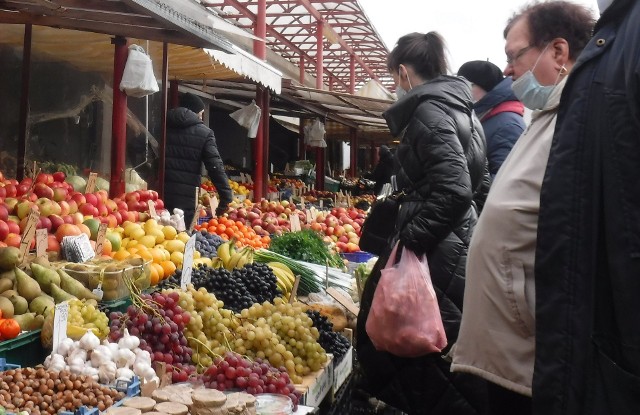 W czwartek, 18 listopada targowisku Korej w Radomiu panował spory ruch. Jak zwykle dużym powodzeniem cieszyły się warzywa i owoce. Pomidory były w cenie od 6 do 10 złotych, a małe koktajlowe 12 złotych za kilo. Maliny kosztowały 11 złotych, a borówka 6,50 złotych za pojemnik. Kilogram kiwi można było kupić za 7 złotych, a pieczarek za 6,50. Za woreczek bobu trzeba było zapłacić 14 złotych. Na kolejnych slajdach zobacz ceny popularnych warzyw i owoców na targowisku Korej w Radomiu w czwartek, 18 listopada >>>