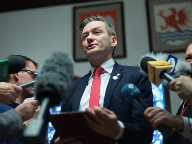 Robert Biedroń  już jako prezydent przyznał, że podwyżki będą, ale bez dzielenia na lepszych i gorszych.