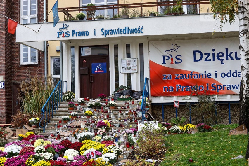 Kwiaty, znicze i transparenty przed siedzibą PiS w...
