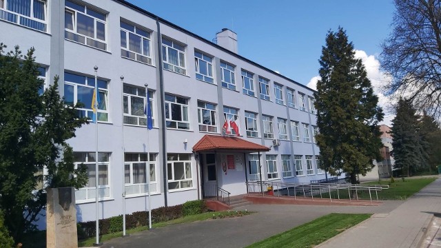 Zespół Szkół Ponadgimnazjalnych w Białobrzegach ma już nową elewację, remontowano też część pomieszczeń wewnątrz. W przyszłym roku będzie ciąg dalszy prac.