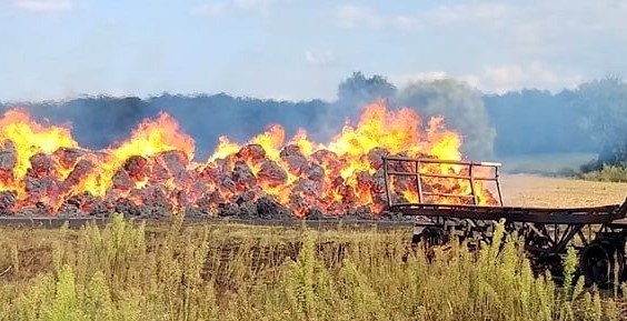 W środę, 14 sierpnia, strażacy OSP Skwierzyna wyjechali gasić pożar stogu siana na polu w miejscowości Goraj. Dotarł też ciężki jelcz. Stóg siana już wtedy cały płonął. Strażacy opanowali pożar, który na szczęście nie przeniósł się na pole.ZOBACZ:SPŁONĄŁ BUDYNEK W ŻARACHPOŻAR W WIEŻOWCU W ZIELONEJ GÓRZEZOBACZ FILM - JAK PALIŁ SIĘ BUDYNEK NOCĄ?