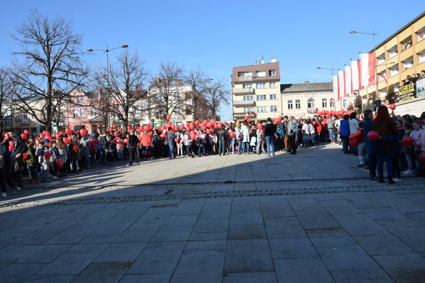 W Gorlicach jest dzisiaj biało-czerwono. Na płycie rynku powstała żywa flaga. Przyszły setki uczniów z biało-czerwonymi balonikami