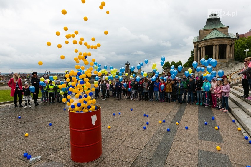 Równo o godzinie 12.00 dzieci wypuściły w powietrze balony,...