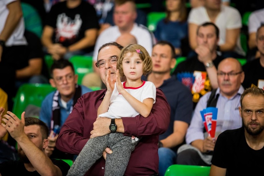 Świetne, derbowe spotkanie rozegrali w Bydgoszczy koszykarze...