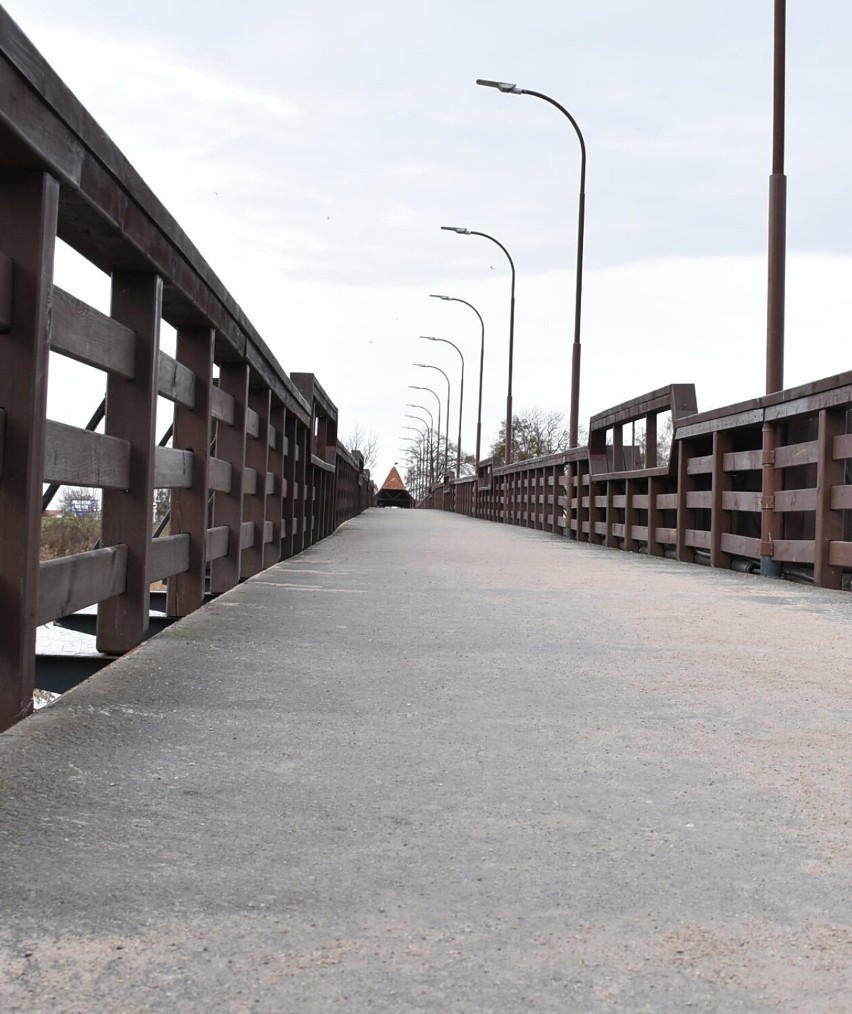 Most św. Wojciecha w Malborku nie będzie remontowany przed sezonem. 30-letnia asfaltowa nawierzchnia jeszcze poczeka na wymianę