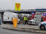 Wypadek w Ostrowcu. Zderzyły się dwa samochody, jedna osoba w szpitalu [ZDJĘCIA]