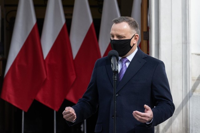 Emerytury stażowe 2021. Prawie rok temu Andrzej Duda obiecał wprowadzenie emerytur stażowych. Niestety na razie na ten temat zrobiło się cicho. Nie jest nawet gotowy projekt ustawy w tej sprawie. Tymczasem "Solidarność", której też zależy na nowych emeryturach nie chce dłużej czekać na prezydenta i zapowiada złożenie swojego projektu.Co dalej z emeryturami stażowymi? Czytaj więcej na kolejnych stronach ---->