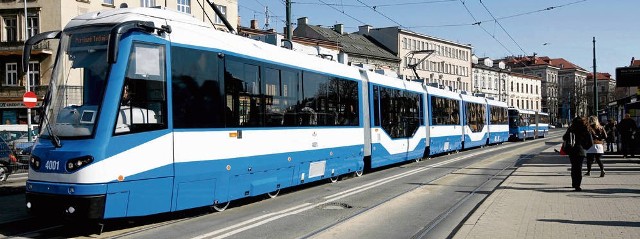 Pasażerowie mają wrażenie, że ten ponad 40-metrowy kolos częściej jest naprawiany niż jeździ po mieście