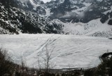 Tatry. Uwaga turyści, lód na stawach pęka [ZDJĘCIA, WIDEO]