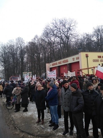 Mieszkańcy Borkowic koło Przysuchy protestują: - Zabierzcie od nas te trucizny zwożone z Europy!