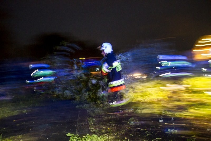 Piorun uderzył w dom [ZDJĘCIA]. Znowu potężne burze