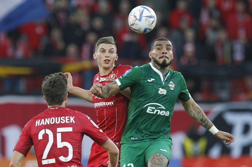 PKO Ekstraklasa. Radomiak po dobrym meczu wygrał na wyjeździe z Widzewem Łódź 3:1! Dwa gole strzelił po książkowych kontratakach 