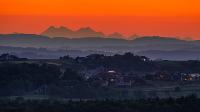 Na taki widok zwykle trzeba długo "polować". Oto słowackie i polskie szczyty Tatr uchwycone przez Pawła Ziaję z podrzeszowskiej Magdalenki.