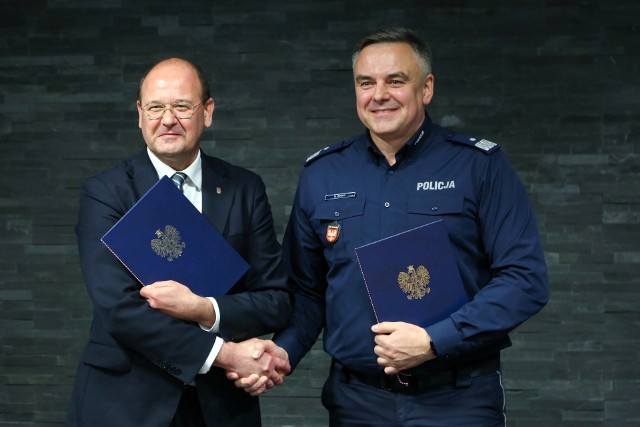 Komendant Wojewódzki Policji w Krakowie nadinsp. Michał Ledzion z Prorektorem ds. Współpracy  Uniwersytetu Ekonomicznego  w Krakowie prof.dr.hab Piotrem Bułą