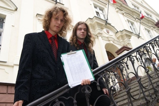 Fabian Purwin (od lewej) i Jakub Stepnowski z II LO: - O tym, kto będzie rządził naszą szkołą ostatecznie zdecyduje prezydent. Wierzymy, że będzie to dotychczasowa pani dyrektor