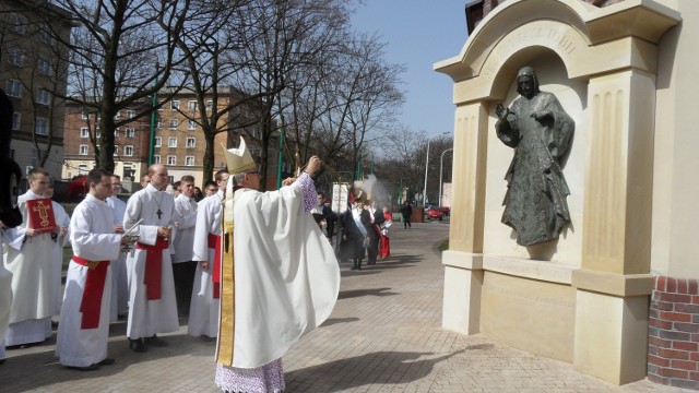 Poświęcenie figury Jezusa Miłosiernego w Tychach