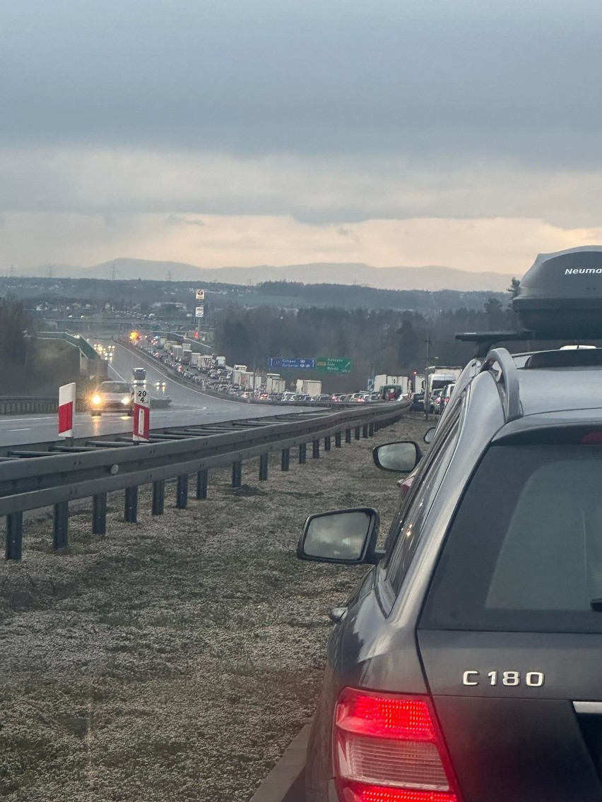 Wypadek na A1, przy zjeździe na Żory. Droga w stronę Gorzyczek zablokowana