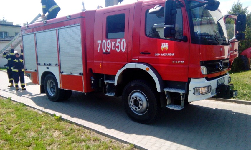 Nietypowa interwencja strażaków OSP Kazanów. W Zakrzówku ratowali człowieka uwięzionego na dachu szkoły podstawowej 