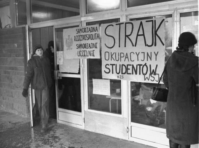 Tak w czasie protestu na koszalińskiej uczelni wyglądało wejście do budynków Wyższej Szkoły Inżynierskiej (dziś Politechniki Koszalińskiej) przy ulicy Racławickiej.